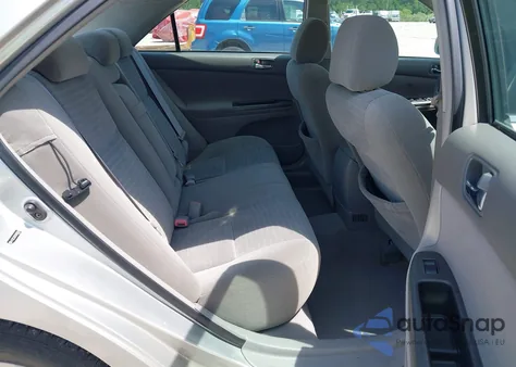 2005 Toyota Camry Le z USA, uszkodzony, nr VIN 4T1BE32K85U950838